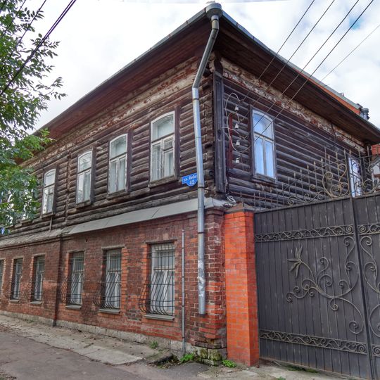 Жилой дом с флигелем