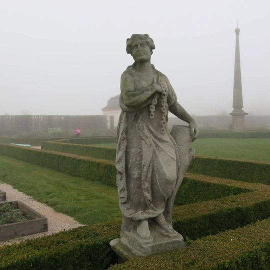 Socha alegorie svobodných umění v zahradě špitálu v Kuksu