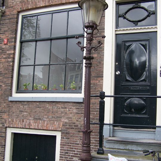 Pand met halsgevel met deurpartij