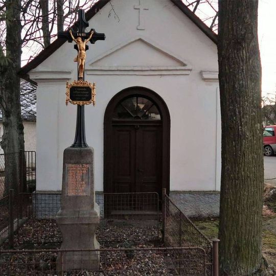 Kříž před kaplí v Orlově