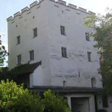 Ehemaliger Befestigungsturm der Stadtbefestigung mit Resten der Wehrmauer