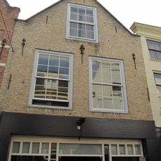 Pand met tot puntgevel gewijzigde trapgevel met muurankers