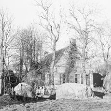 Pand met zadeldak tussen topgevels van gele steen