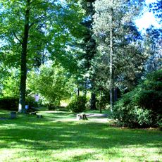Volkspark; Parkanlage mit Resten eines Brunnens, Gartenpavillon aus Holz, Wegesystem, Bodenrelief, Gehölzbestand und Resten der Einfriedung Poststraße