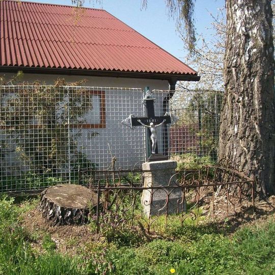 Kříž v Domamyšli u rozcestí