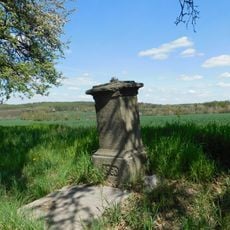 Schnödlův kříž na křižovatce u hřbitova v Chotěšově