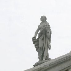 Socha Flory na horní balustrádě glorietu v Růžové zahradě zámku v Děčíně