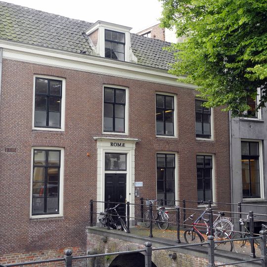 Statig herenhuis vier ramen breed en rechte kroonlijst