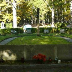 Hrob - hroby rudoarmějců a čestná podkova - hroby obětí fašismu