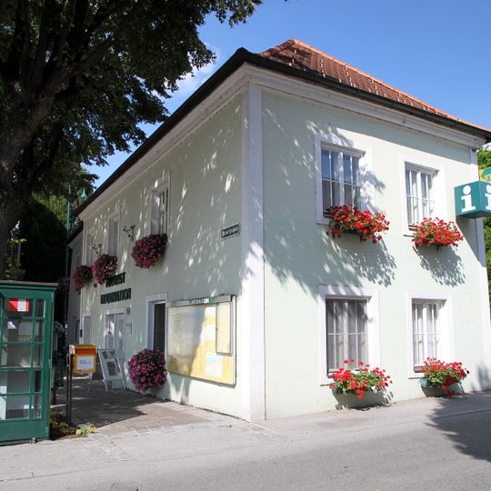 Wohn- und Geschäftshaus