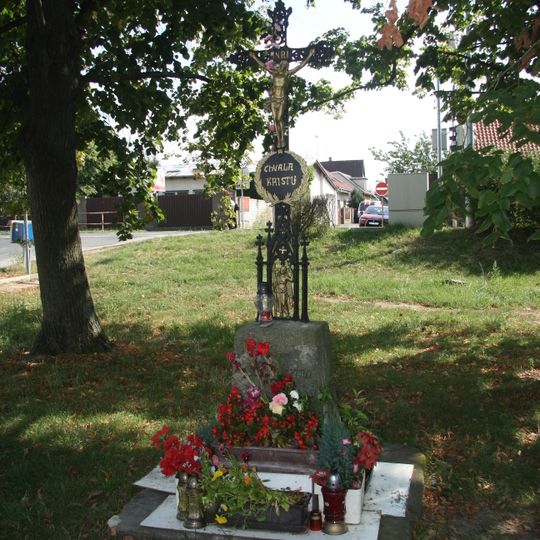 Kříž v Újezdě nad Lesy ve Starokolínské ulici