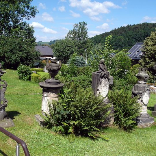 Sachgesamtheit Kirche und Kirchhof Mulda mit folgenden Einzeldenkmalen: Kirche, Einfriedungsmauer, sechs Grabmale, zwei Grabanlagen und Nebengebäude sowie der Kirchhof als Sachgesamtheits