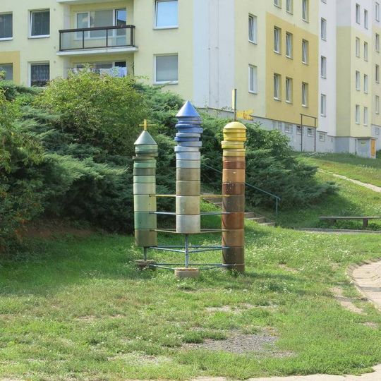 Keramická plastika v Spartakiádní ulici ve Všebořicích