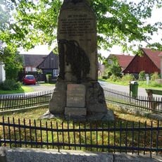 Pomník padlým na návsi ve Skryjích