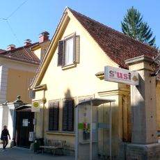 Corps de ferme avec portail d'entrée