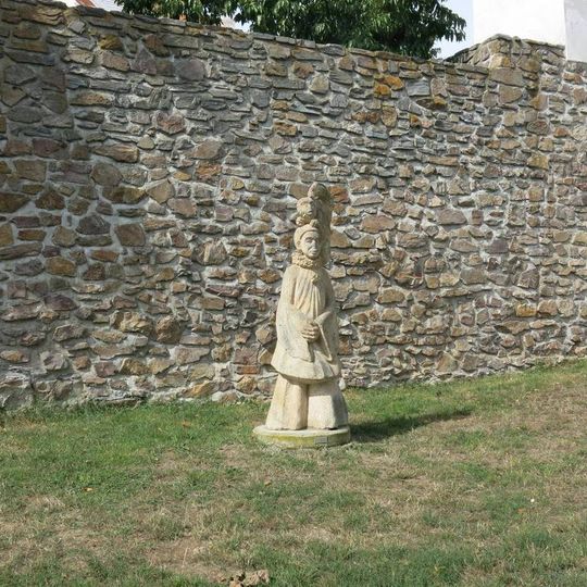 Socha Pierot na parkánu hradeb u Katovy uličky v Kadani