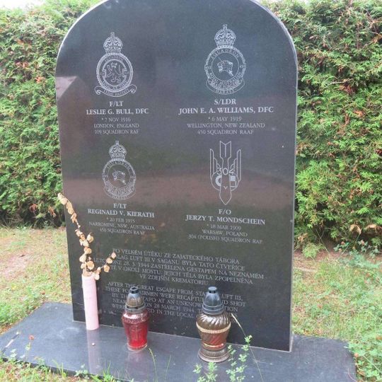 Pomník popravených válečných zajatců z tábora Stalag na hřbitově v Mostě