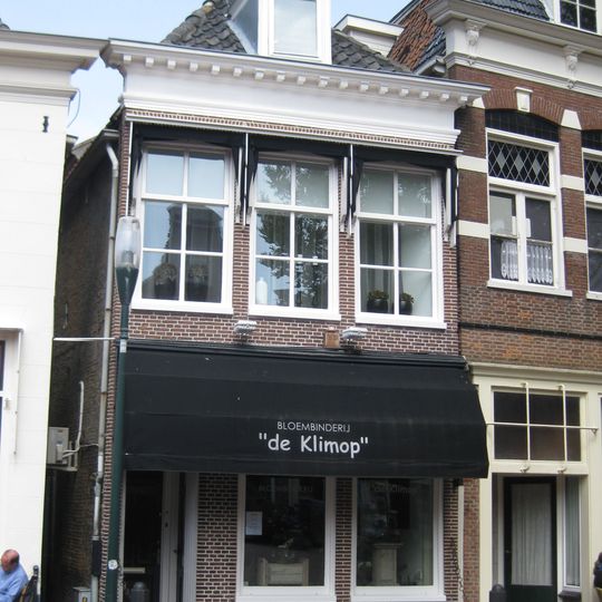 Pand onder zadeldak met vrij gaaf bewaarde gevel en kroonlijst met gesneden bloklijst