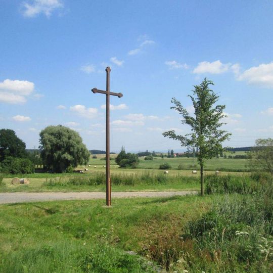 Kříž západně od Sedlce u rozcestí