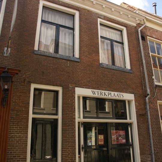 Eenvoudig pand met geblokte kroonlijst