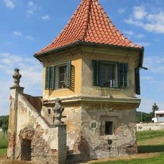 Altán v zahradě zámku v Červeném Poříčí