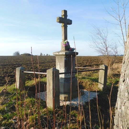 Kamenný kříž u polní cesty jižně od Bezděčína