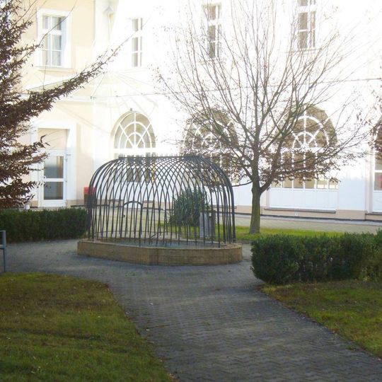 Kašna na nádvoří zámku ve Snědovicích