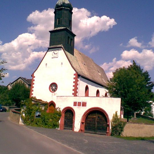 Einzeldenkmale der Sachgesamtheit Dorfkirche Benndorf : Kirche, Kirchhofsmauer mit Doppelportal sowie Grabmal v. Einsiedel und Grabplatte v. Pöllnitz Bubendorfer Straße -