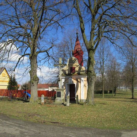 Kříž u kaple v Kundraticích