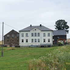 Wohnhaus und winklig angebautes Seitengebäude eines Dreiseithofes An der Wesenitz 24