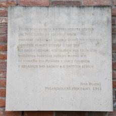 Deska s citátem básně Ivana Blatného