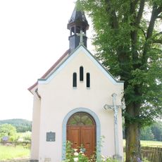 Kříž u kaple v Modlenicích