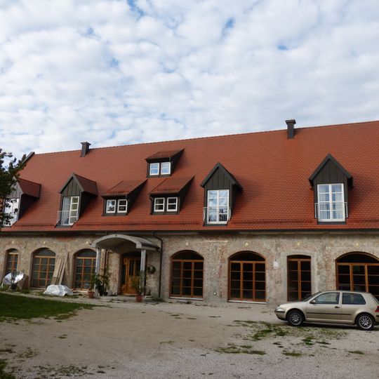 Zugehöriges Wirtschaftsgebäude