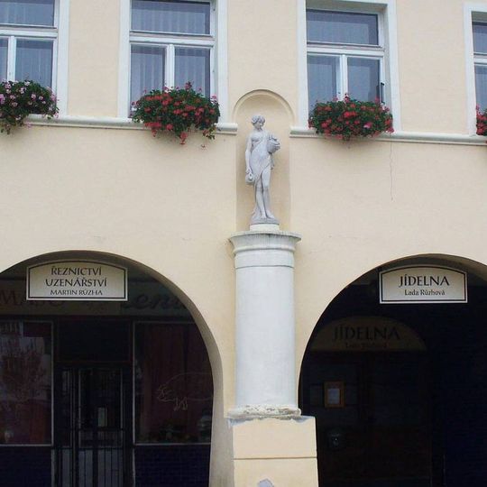 Socha dívky na průčelí domu náměstí Míru 7/6 v Mělníku