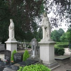 Kerkhof: acht neogotische grafmonumenten