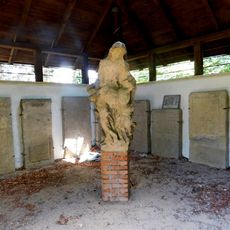 Socha na hřbitově u kostela svatého Havla v Mladé Boleslavi