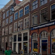 Pand met rechte kroonlijst op consoles en jongere onderpui