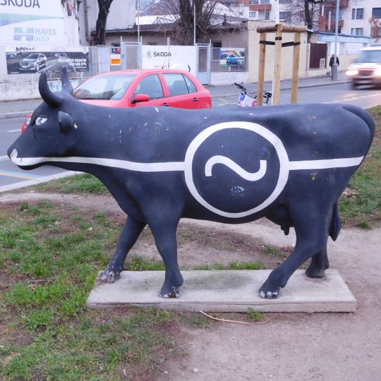 Plastika krávy v ulici Jateční