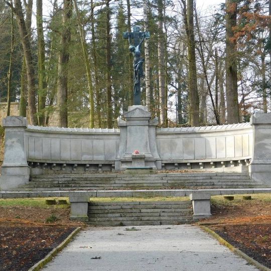 Kříž na hrobce Ringhofferů v Těptíně