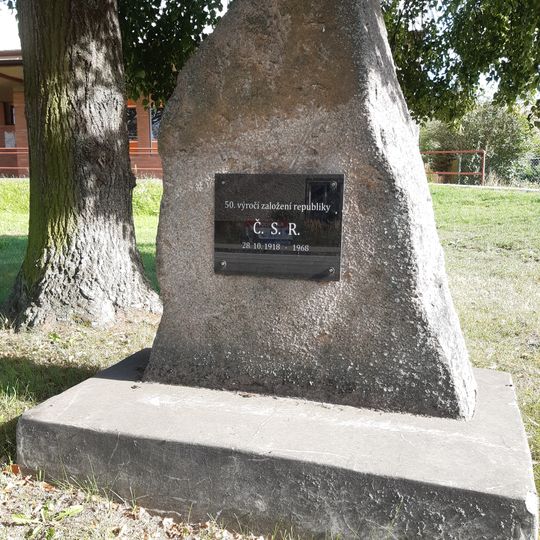 Památník k padesátému výročí založení republiky ve Zdechovicích