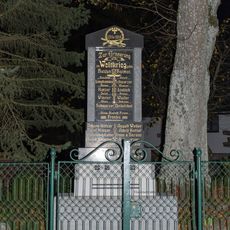 Pomník padlým v Dolní Hedči na rozcestí