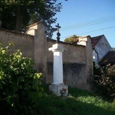 Kříž v Krašovicích u kostela