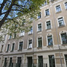 Mietshaus in geschlossener Bebauung mit Vorgarten Glauchauer Straße 11