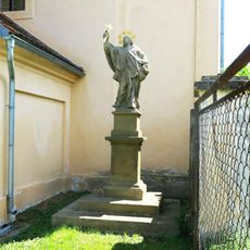 Socha svatého Jana Nepomuckého u kostela ve Veliké Vsi