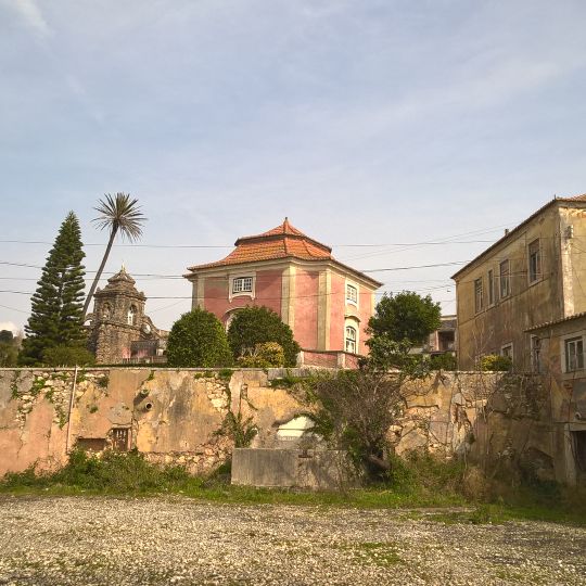 Jardins, esculturas e duas salas com pintura decorativa, no antigo Paço Real de Caxias