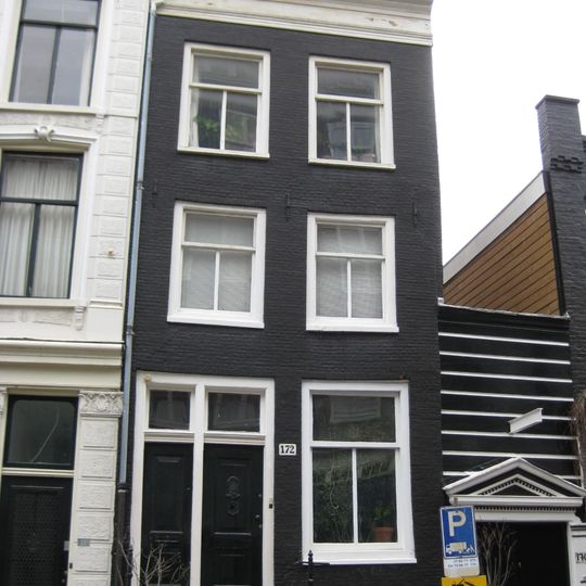 Verhoogd pand met gebroken dak