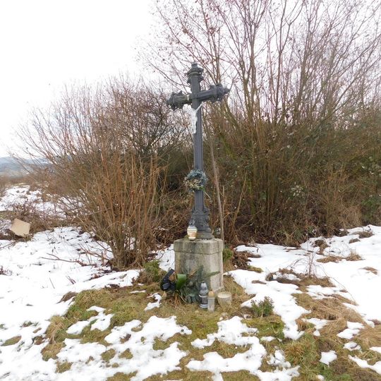 Kříž u polní cesty severovýchodně od Hvozdnice