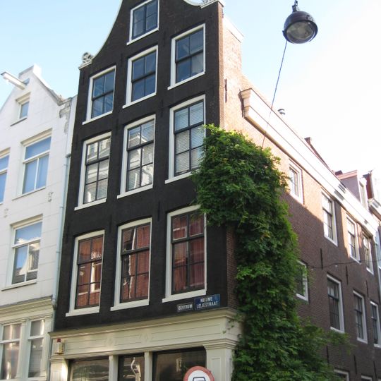 Hoekhuis met klokgevel