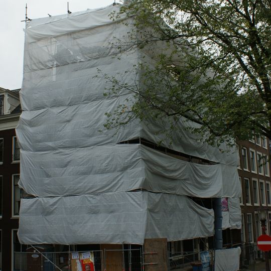 Ondiep huis onder dwars dak