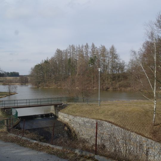 Lávka přes výpusť rybníka Lazna